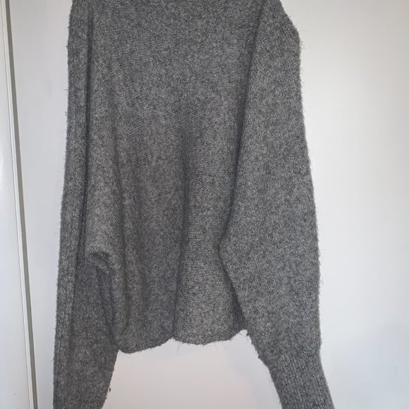 Guess Over The Shoulder Slouchy Sweater - Picture 2 of 2